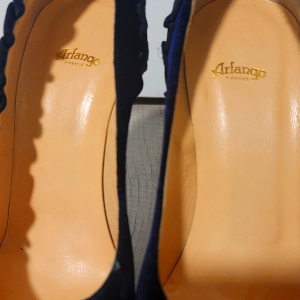 Very rich looking and unique shoes for special queen.